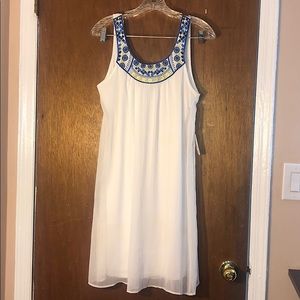 White and blue detailing sleeveless dress!